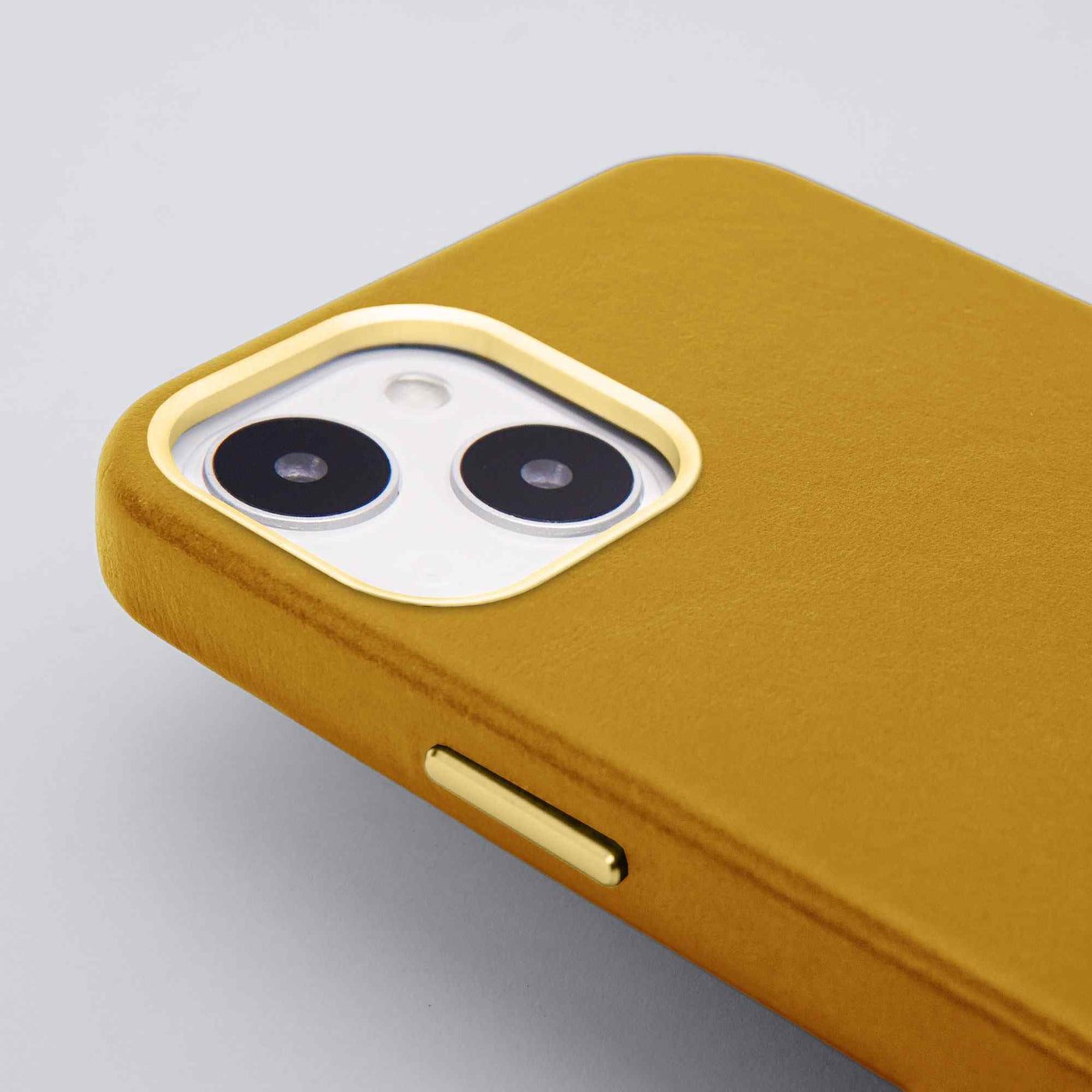Classic Leather iPhone 13 Case in Sandcastle #color_sandcastle