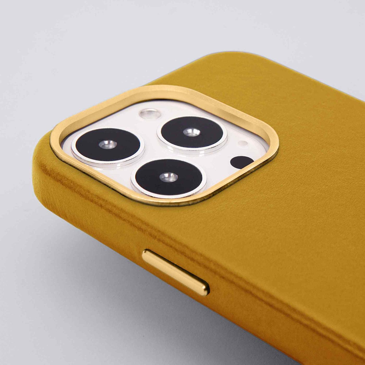 Classic Leather iPhone 13 Pro Max Case in Sandcastle #color_sandcastle